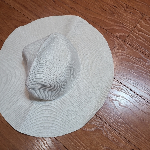 Joe Fresh bucket white straw hat - Picture 2 of 3